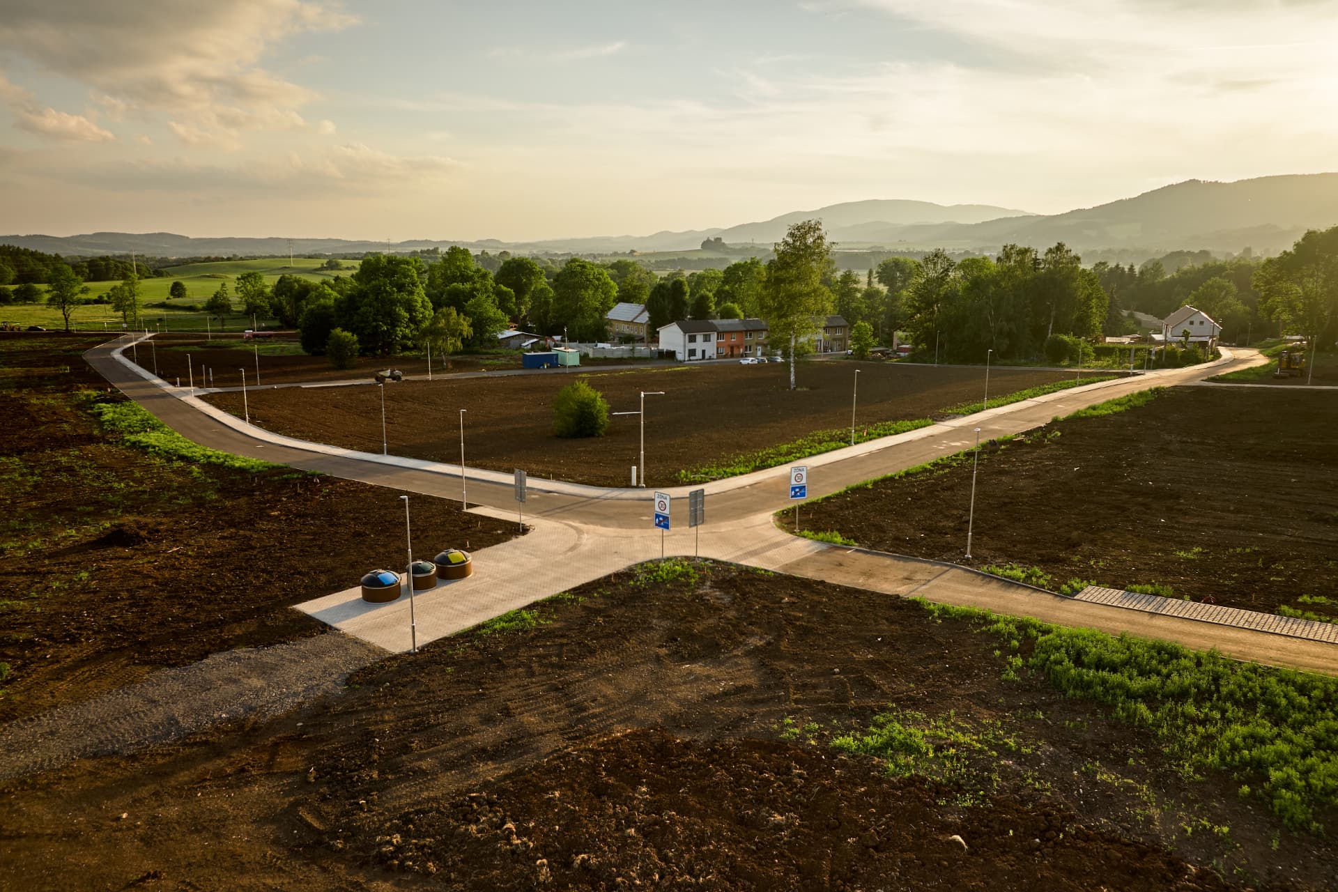 Pozemek – křižovatka a infrastruktura